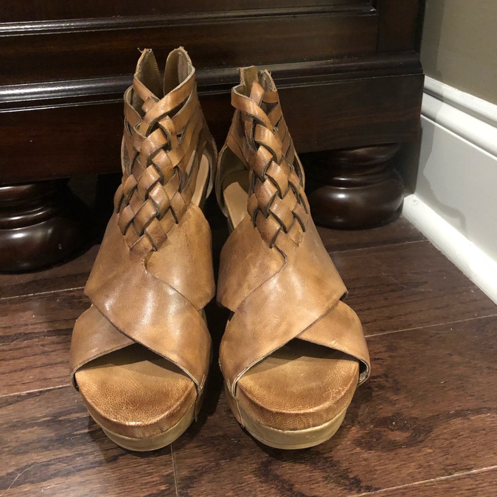 Antelope tan leather wedges. Size 40
